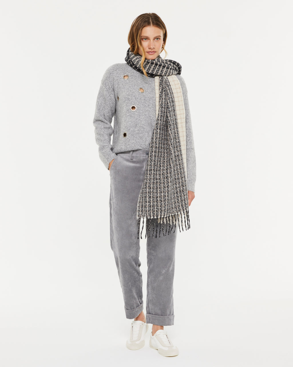 Two-tone women's scarf with a checkered print and fringes