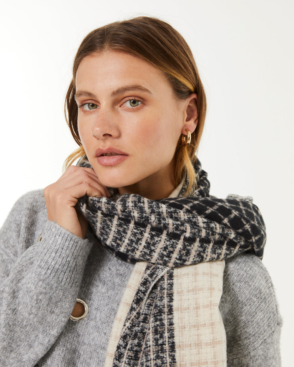 Two-tone women's scarf with a checkered print and fringes