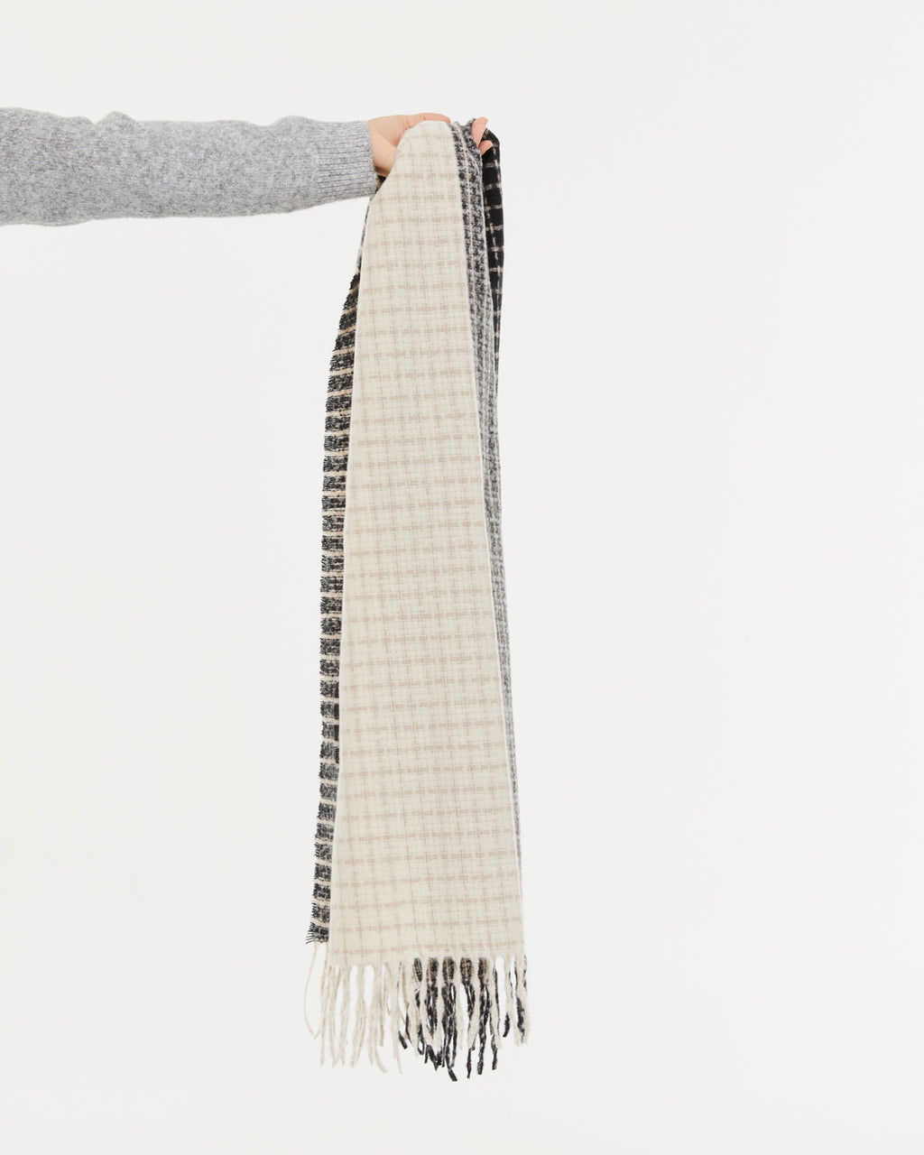 Two-tone women's scarf with a checkered print and fringes