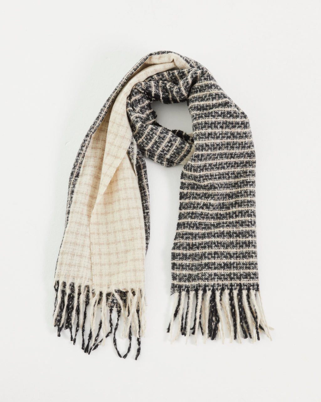 Two-tone women's scarf with a checkered print and fringes