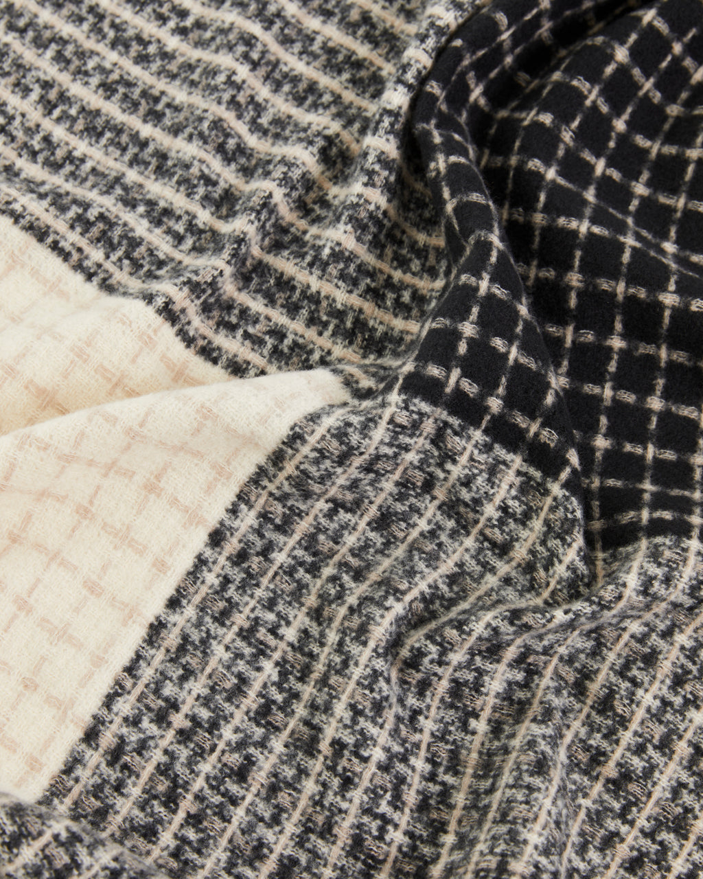 Two-tone women's scarf with a checkered print and fringes