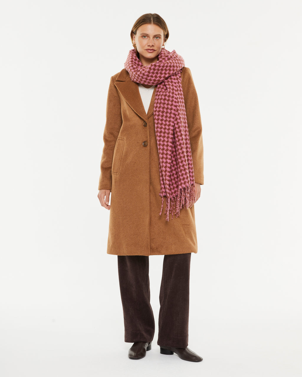 Women's scarf with a checkered print in pink tones