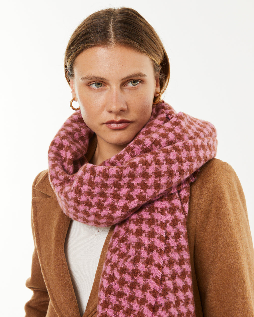 Women's scarf with a checkered print in pink tones
