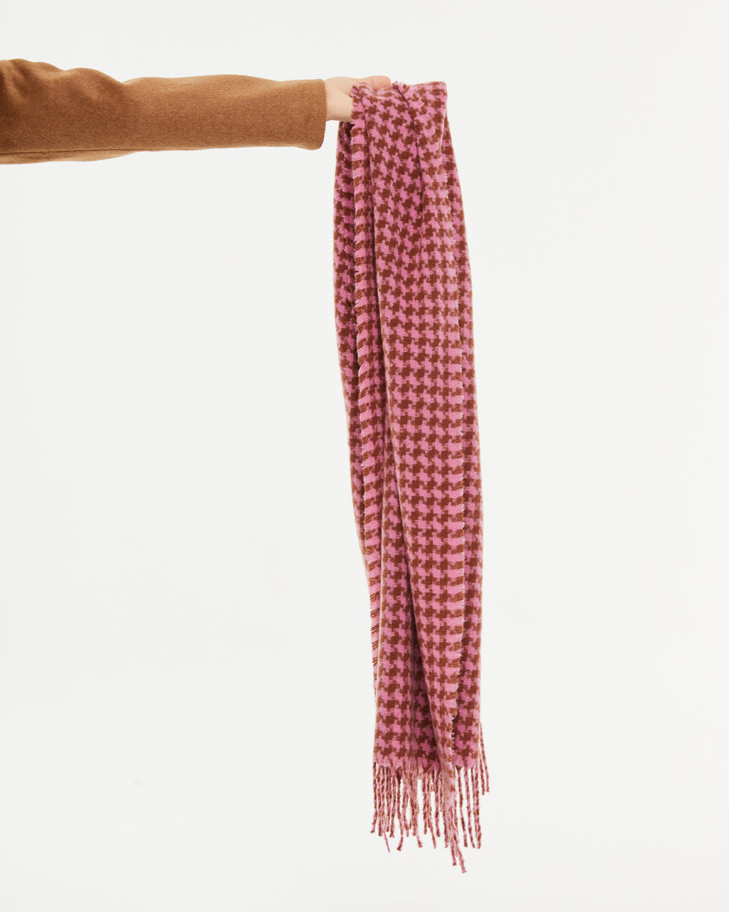 Women's scarf with a checkered print in pink tones