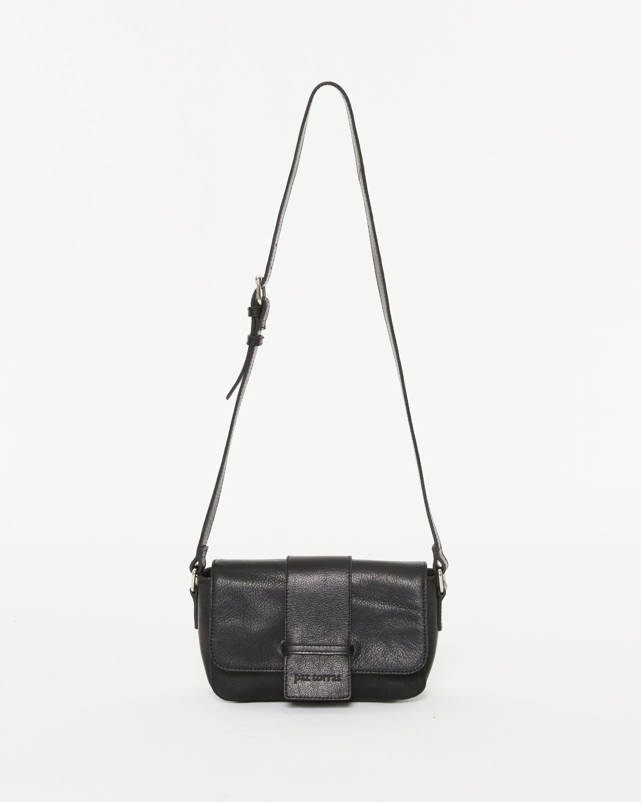 Women's leather shoulder bag with flap and magnetic closure