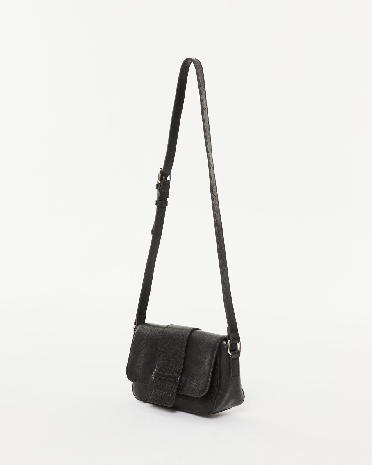 Women's leather shoulder bag with flap and magnetic closure