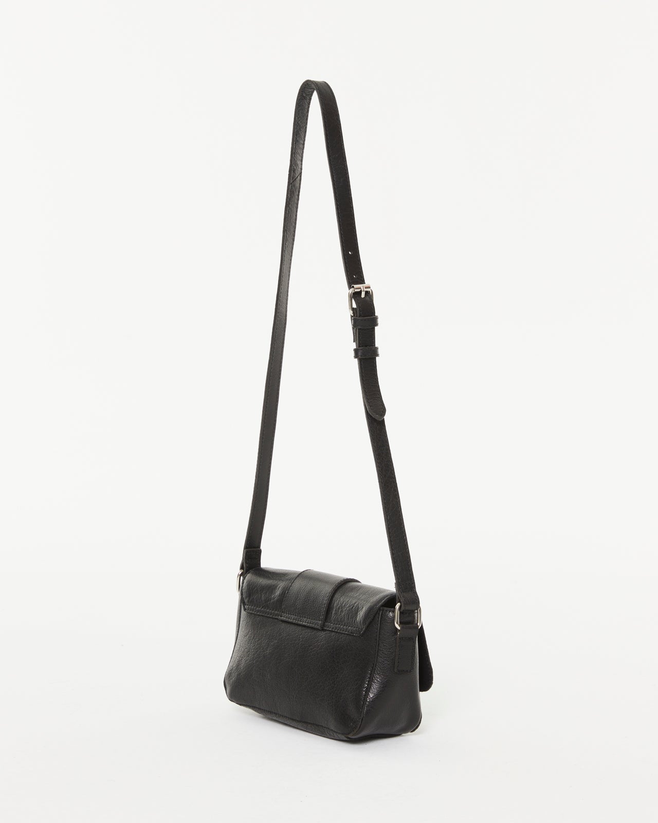 Women's leather shoulder bag with flap and magnetic closure