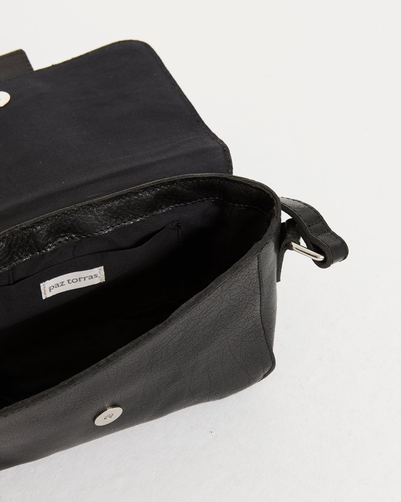 Women's leather shoulder bag with flap and magnetic closure