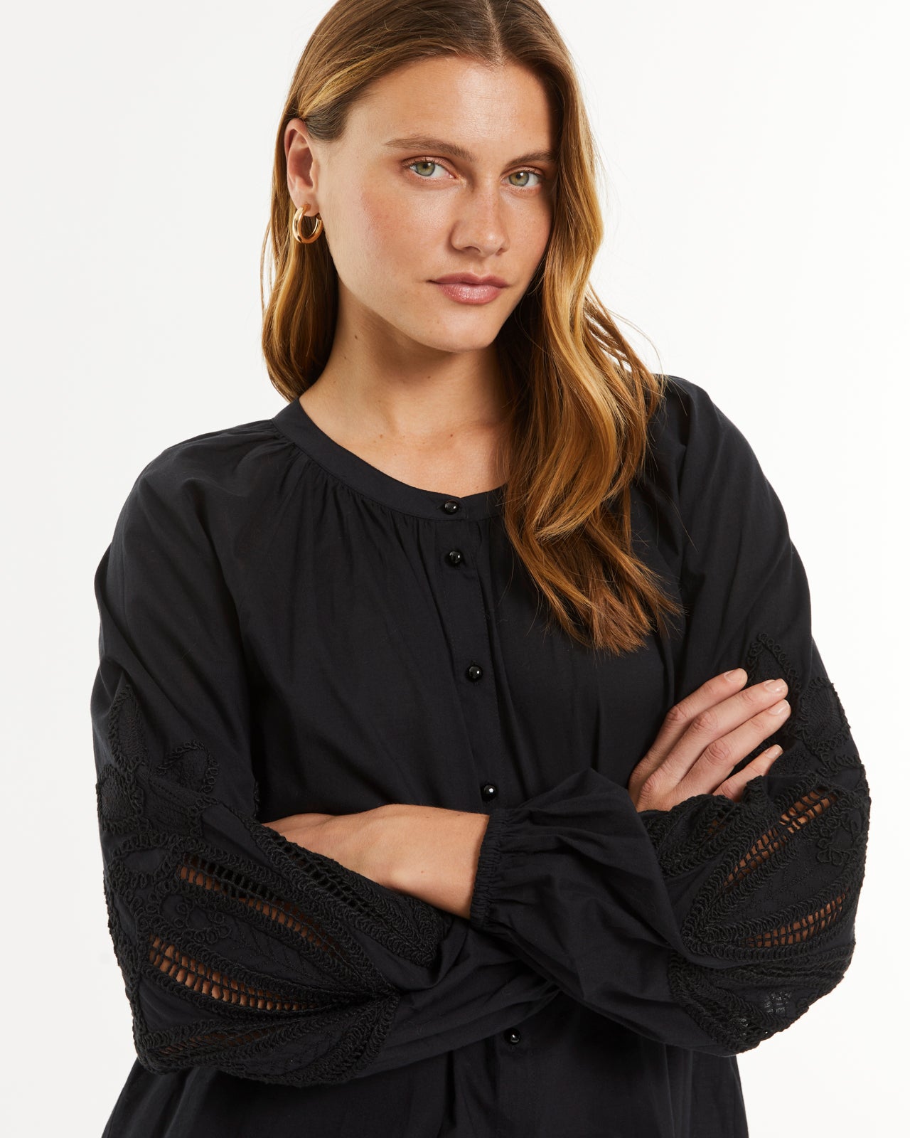 Camisa de mujer cuello mao manga larga en bordado suizo