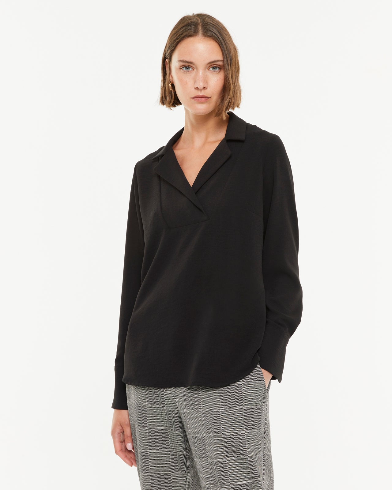 Women's blouse with lapel collar and long sleeves