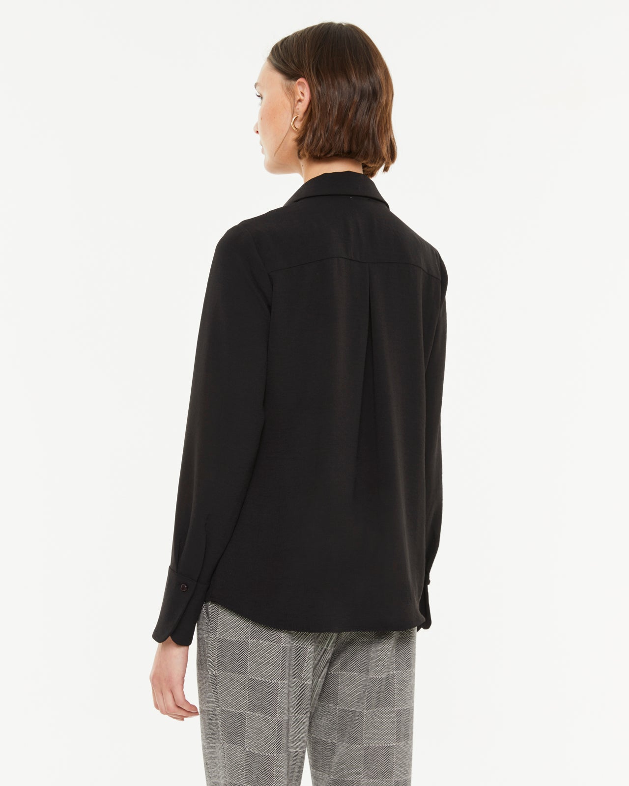 Women's blouse with lapel collar and long sleeves