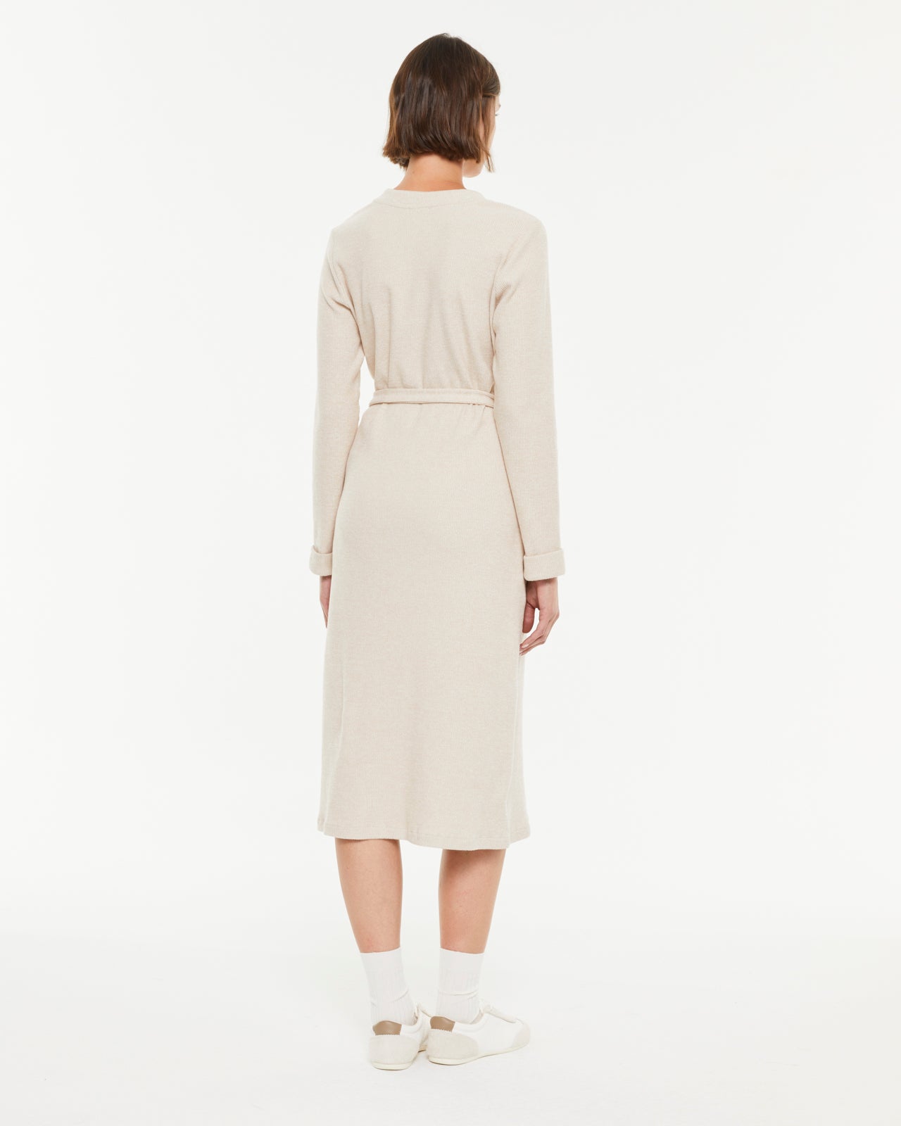 Robe en maille à manches longues avec col rond et ceinture