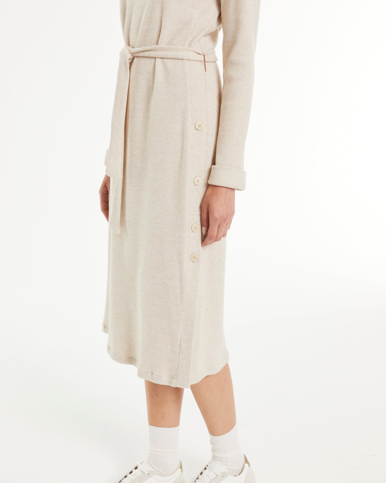 Robe en maille à manches longues avec col rond et ceinture