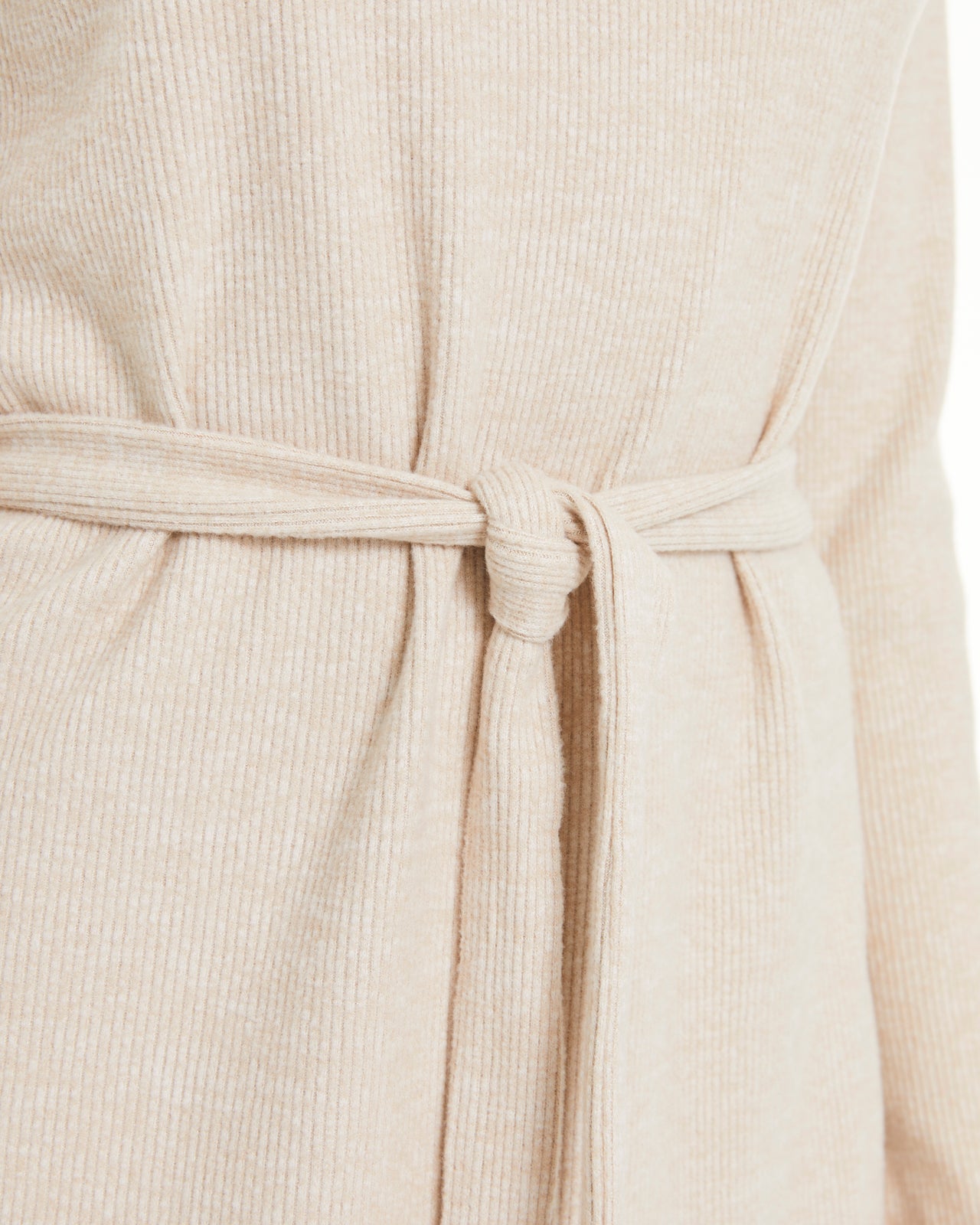 Robe en maille à manches longues avec col rond et ceinture