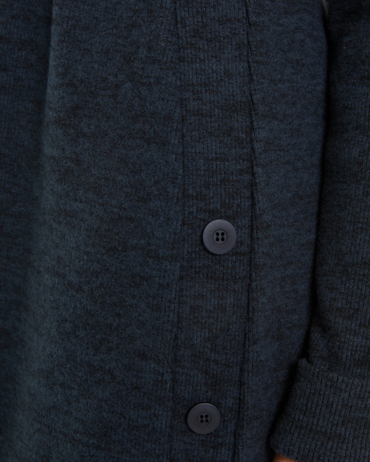 Robe en maille à manches longues avec col rond et ceinture