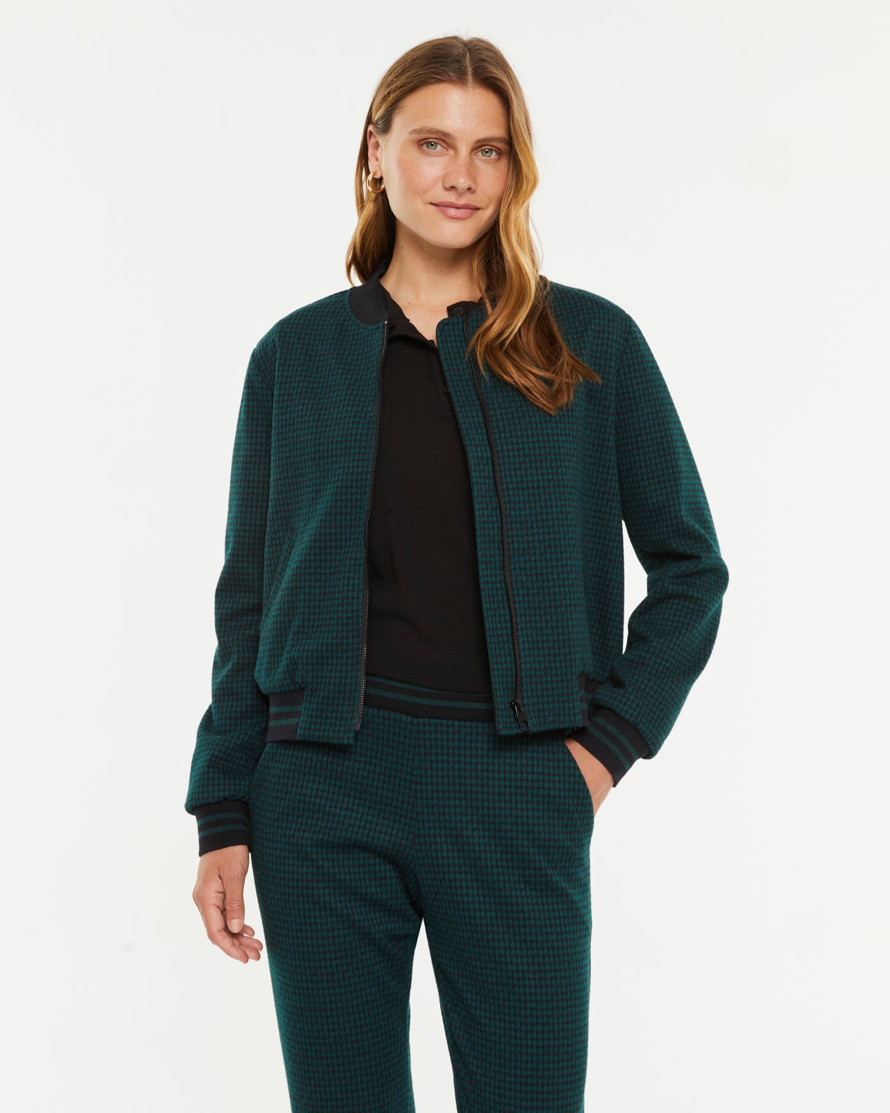 Chaqueta de mujer tipo bomber en punto estampado