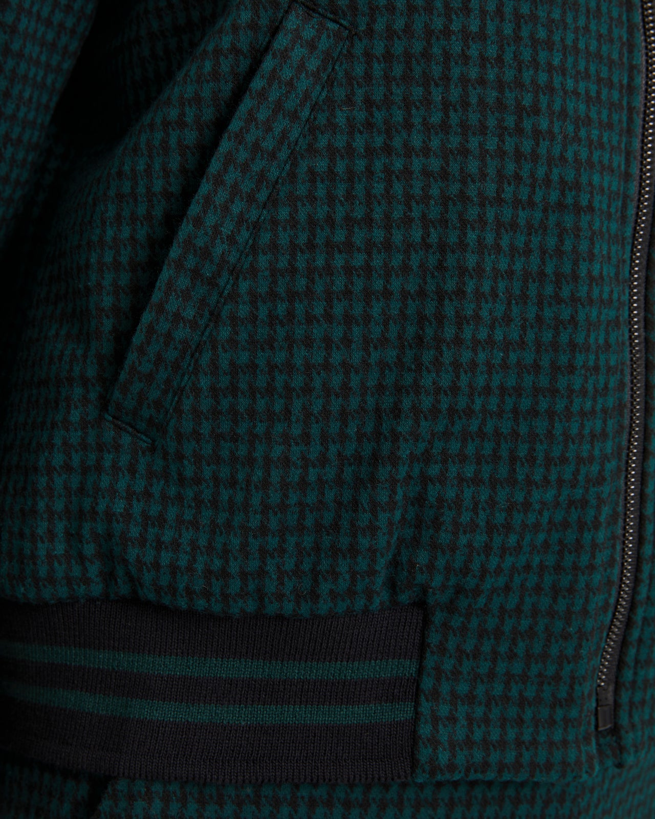 Chaqueta de mujer tipo bomber en punto estampado