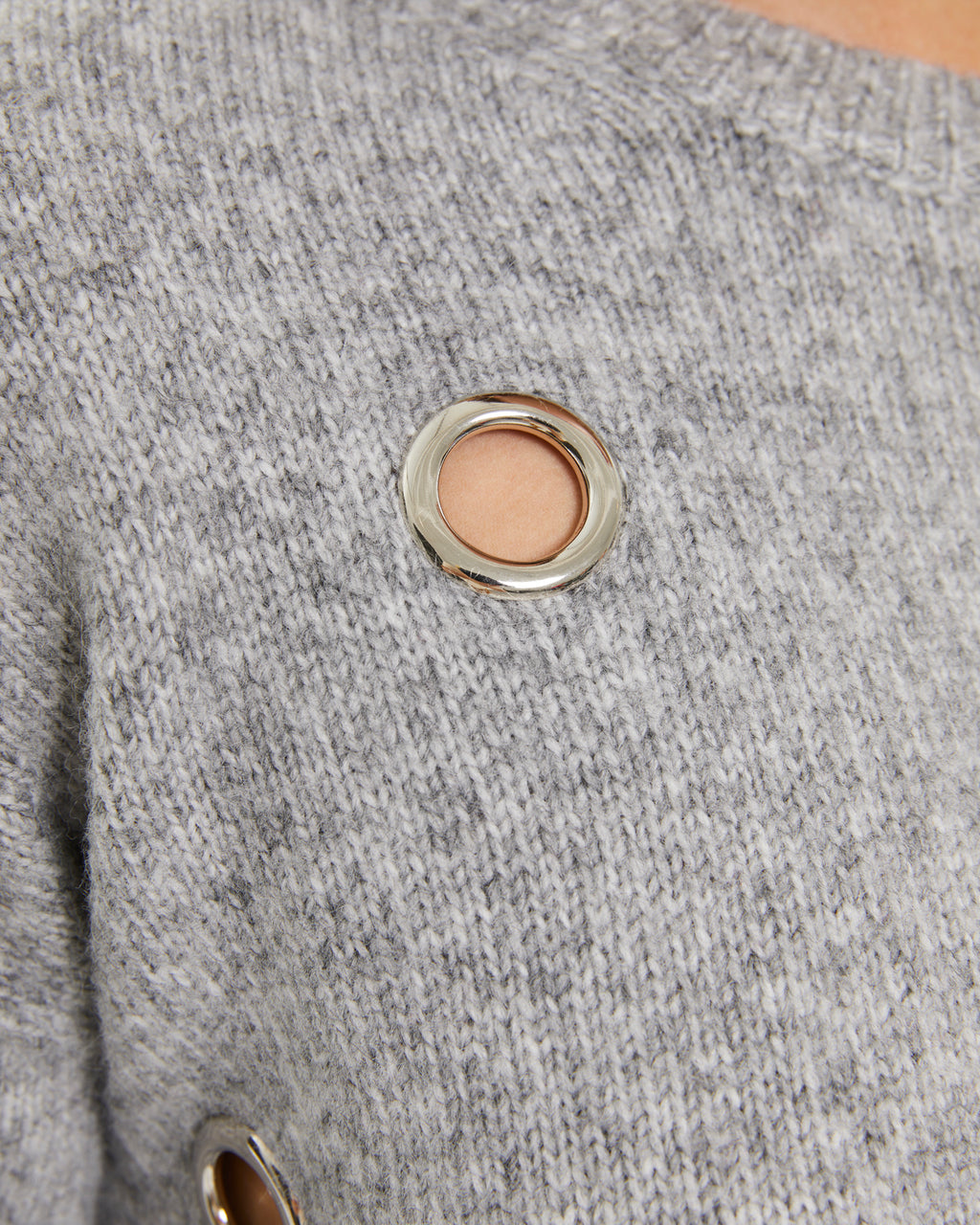 Pull fantaisie femme avec œillets métalliques