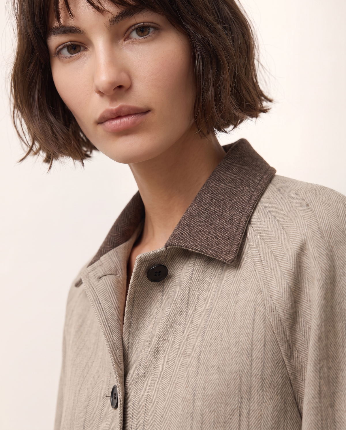 Chaqueta corta de mujer cuello contrastado
