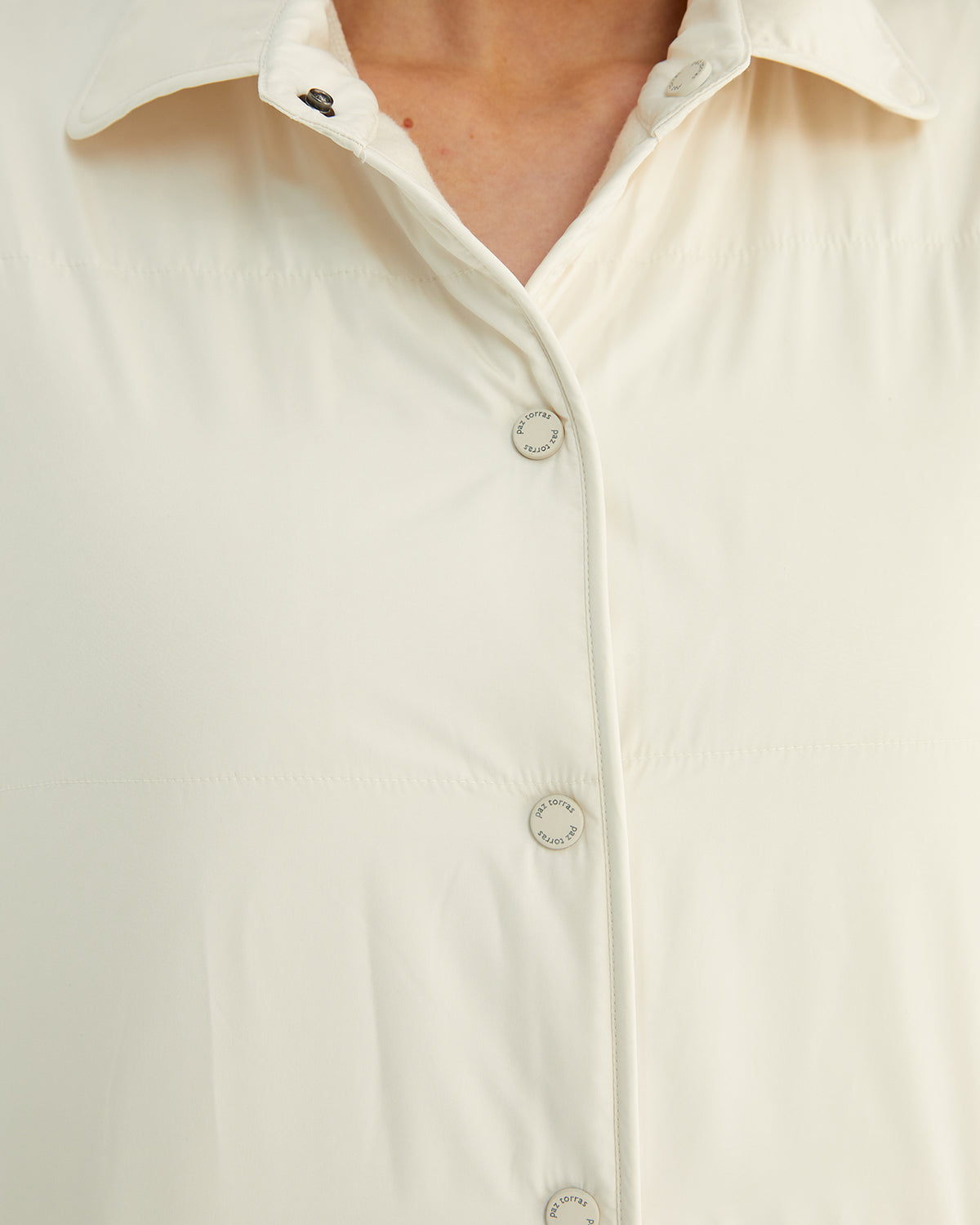 Abrigo de mujer reversible tipo sobrecamisa