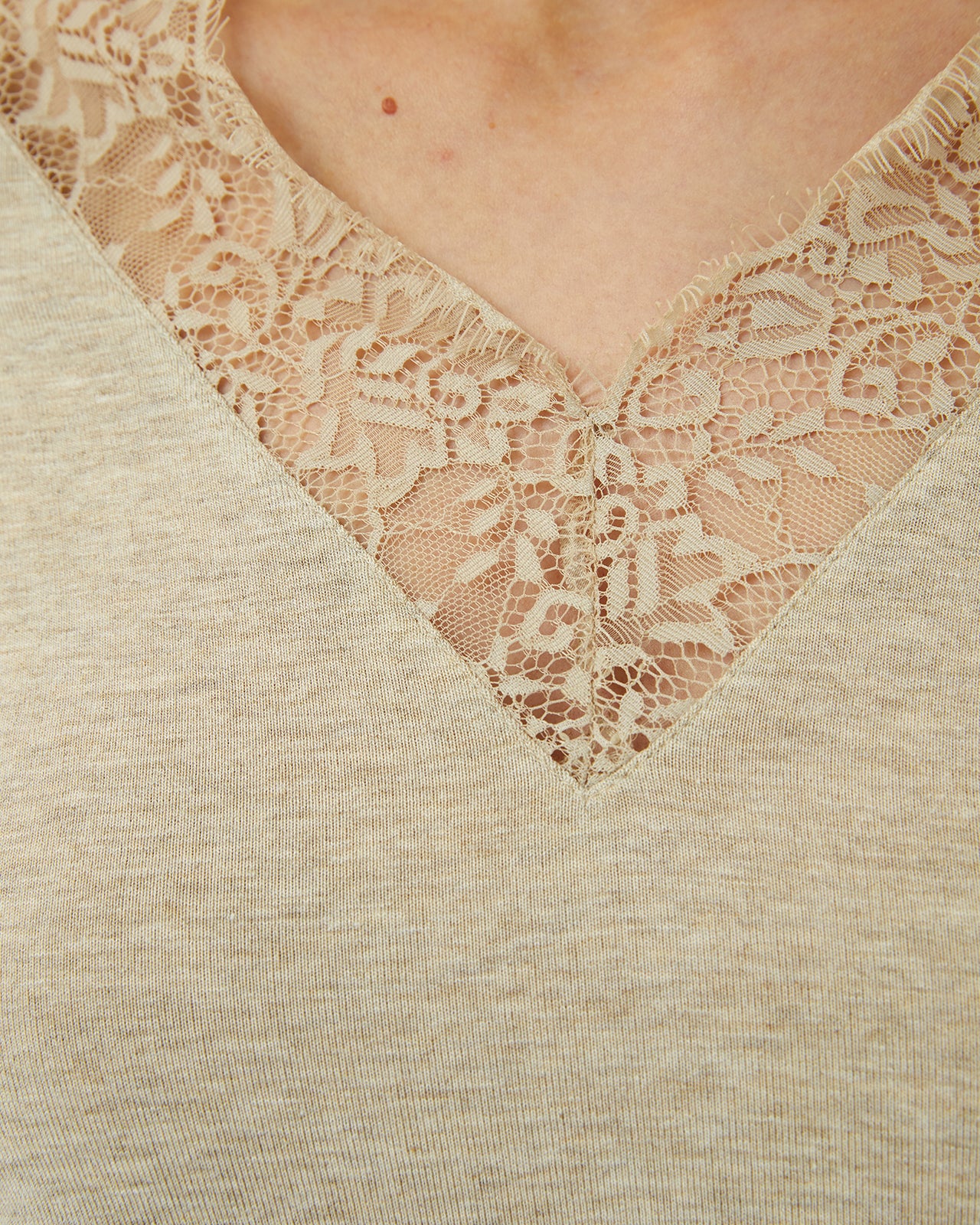 Camiseta de mujer cuello pico puntilla manga larga