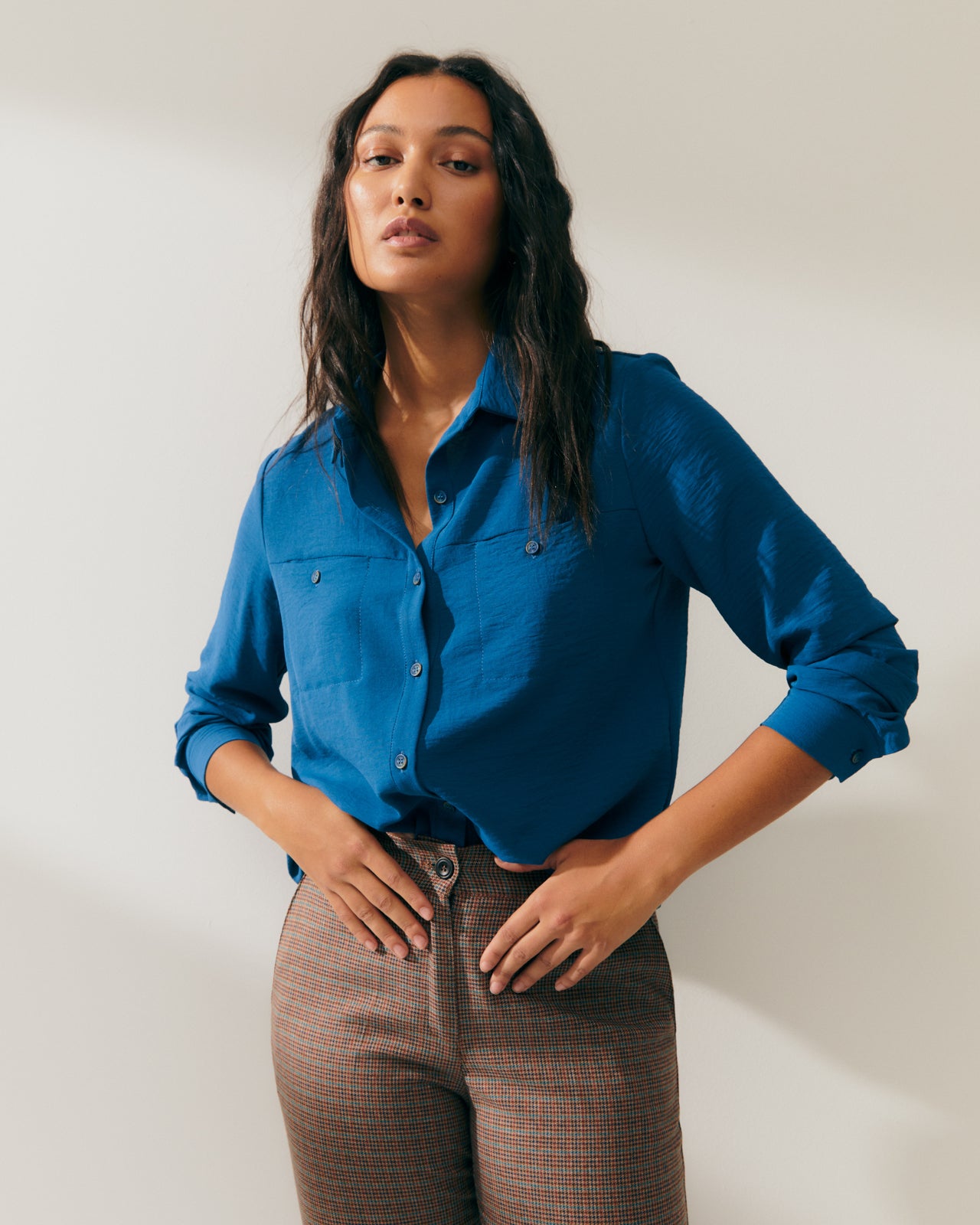 Women's long-sleeved shirt with a shirt collar