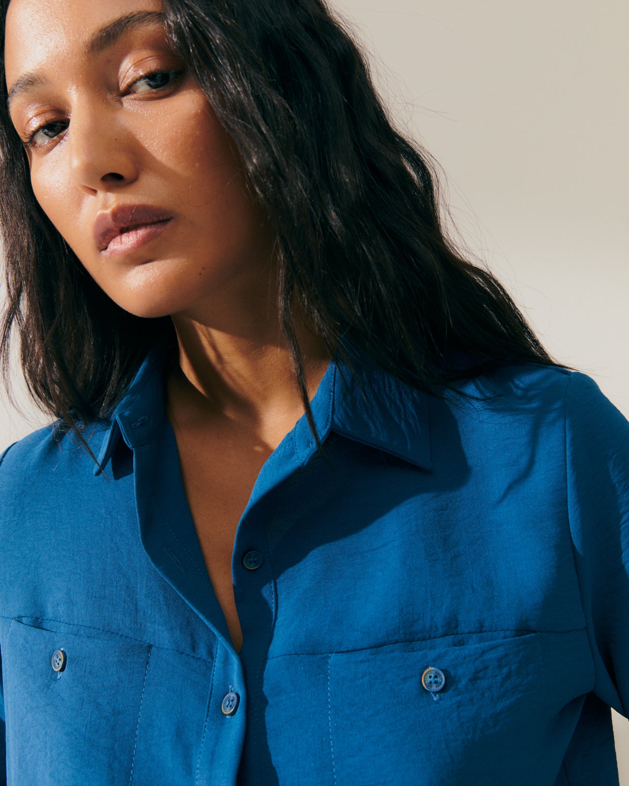 Women's long-sleeved shirt with a shirt collar