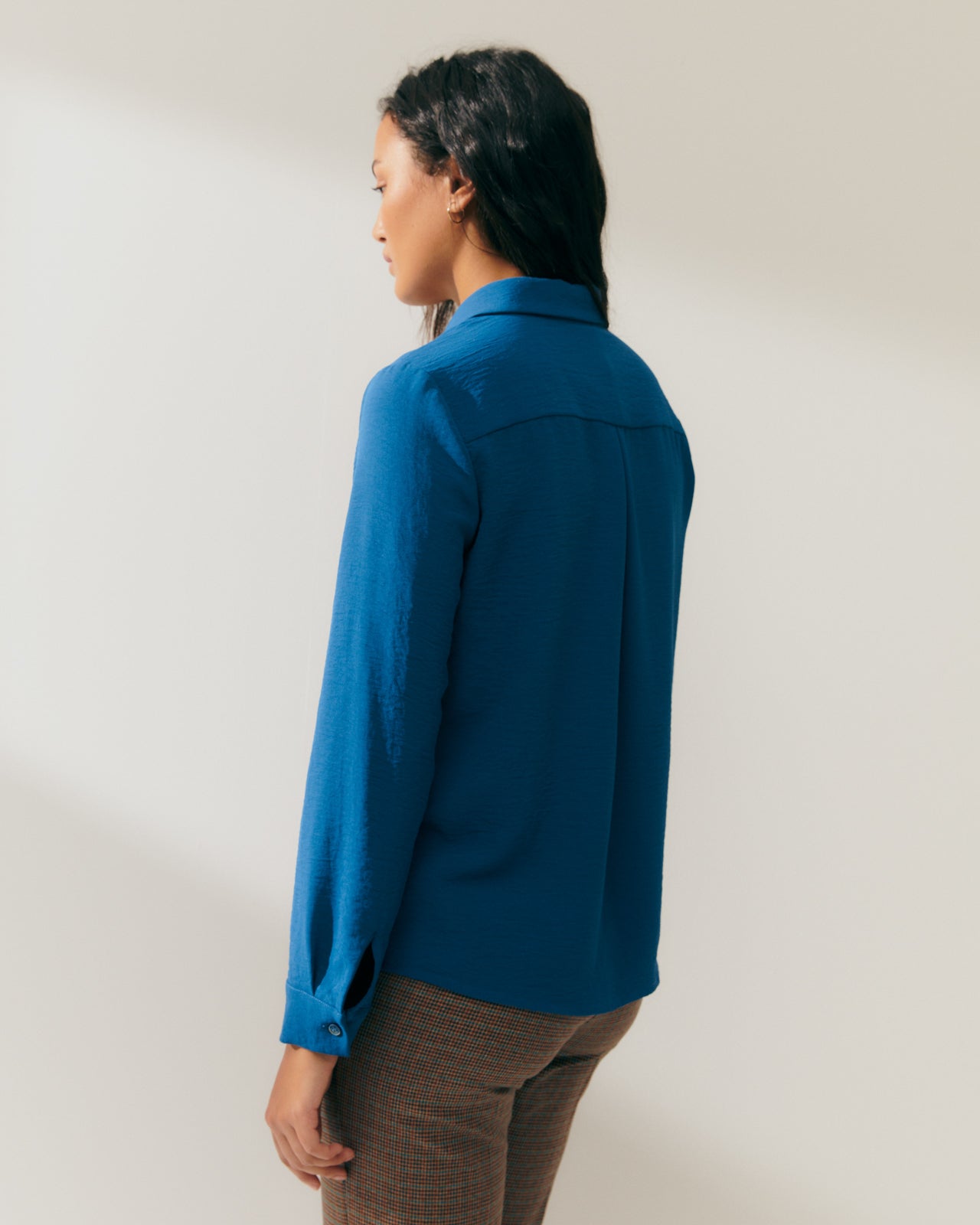Women's long-sleeved shirt with a shirt collar
