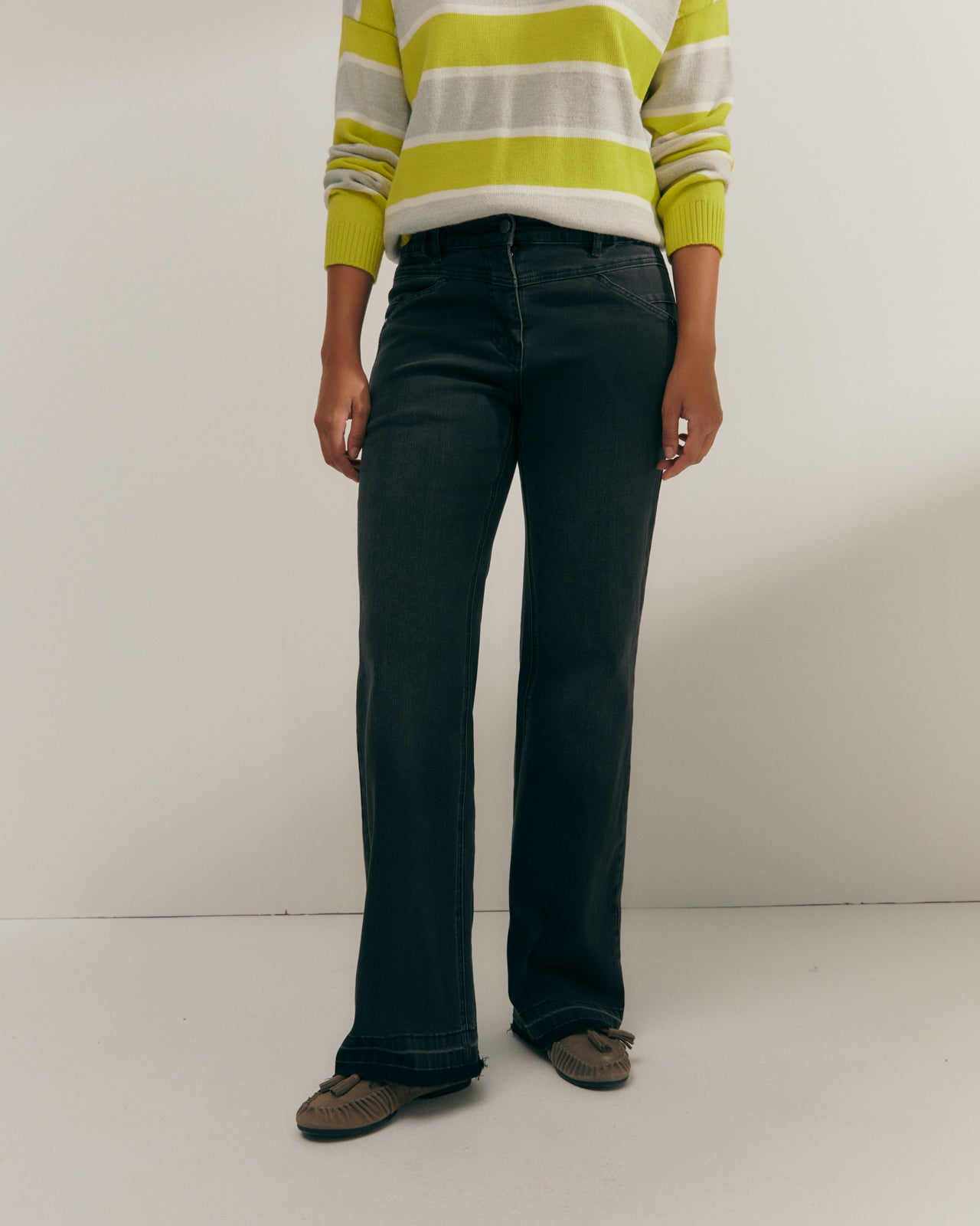 Women's straight jeans with elastic waistband