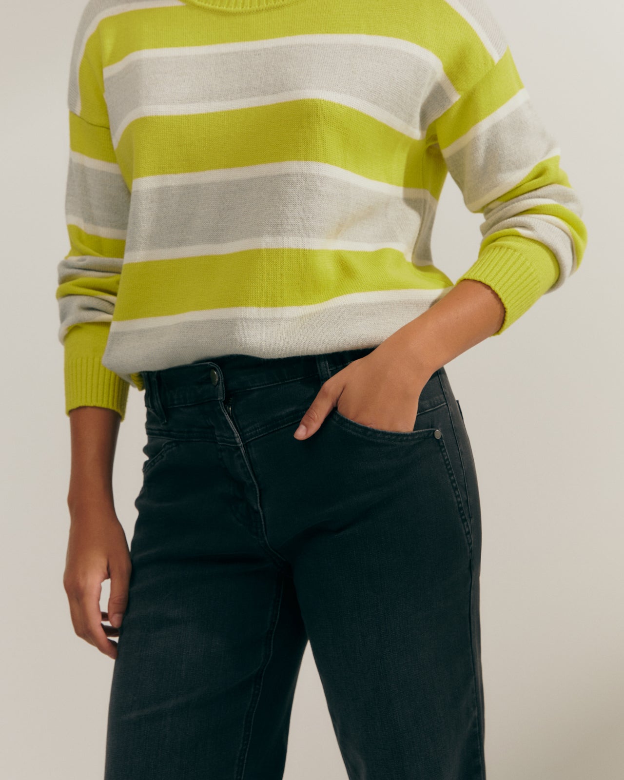 Women's straight jeans with elastic waistband