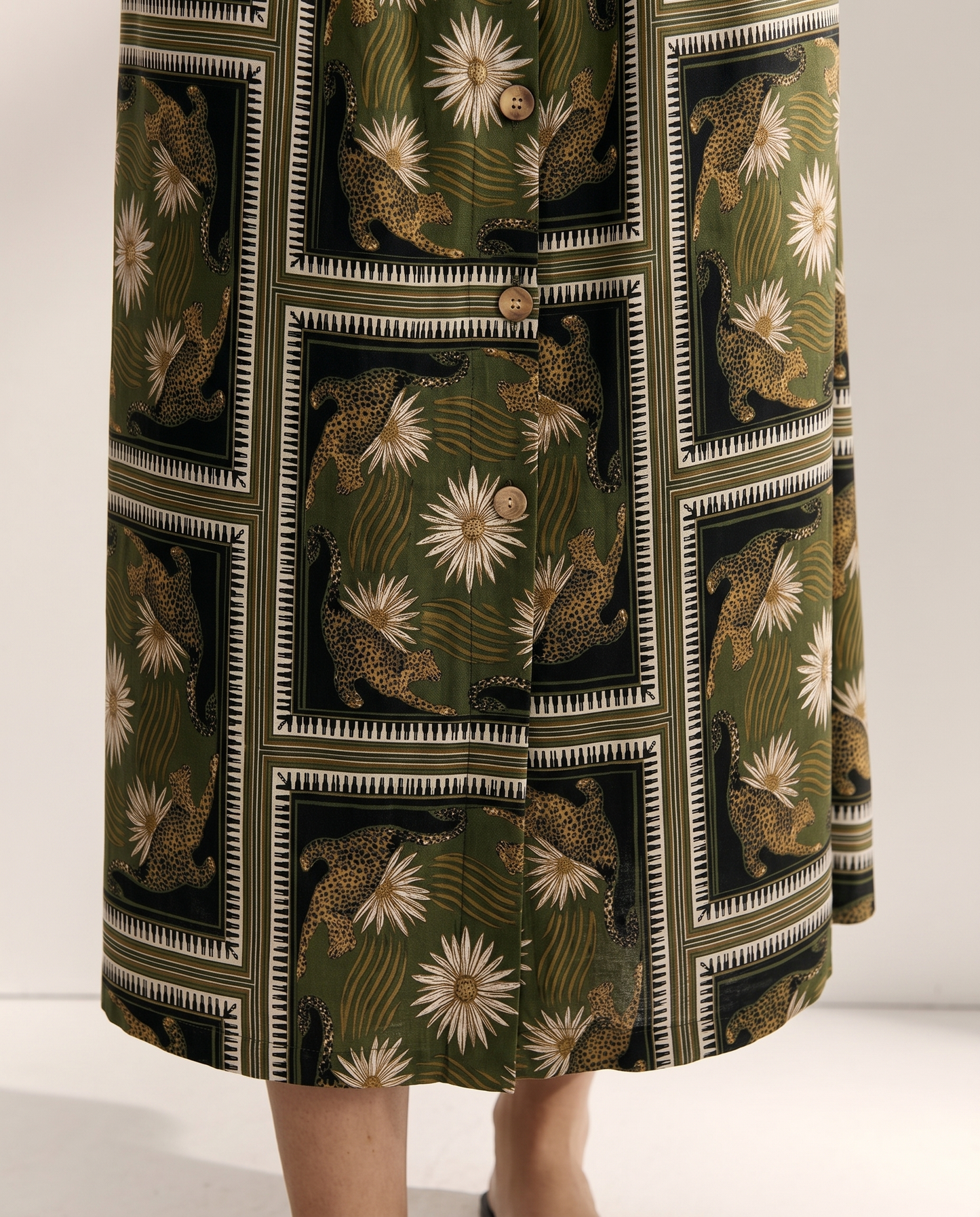 Falda midi estampada con botones
