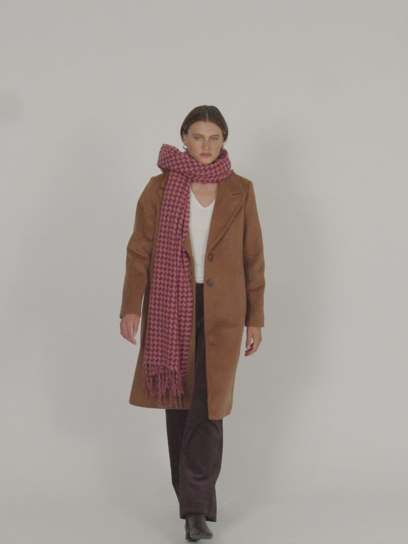 Women's scarf with a checkered print in pink tones