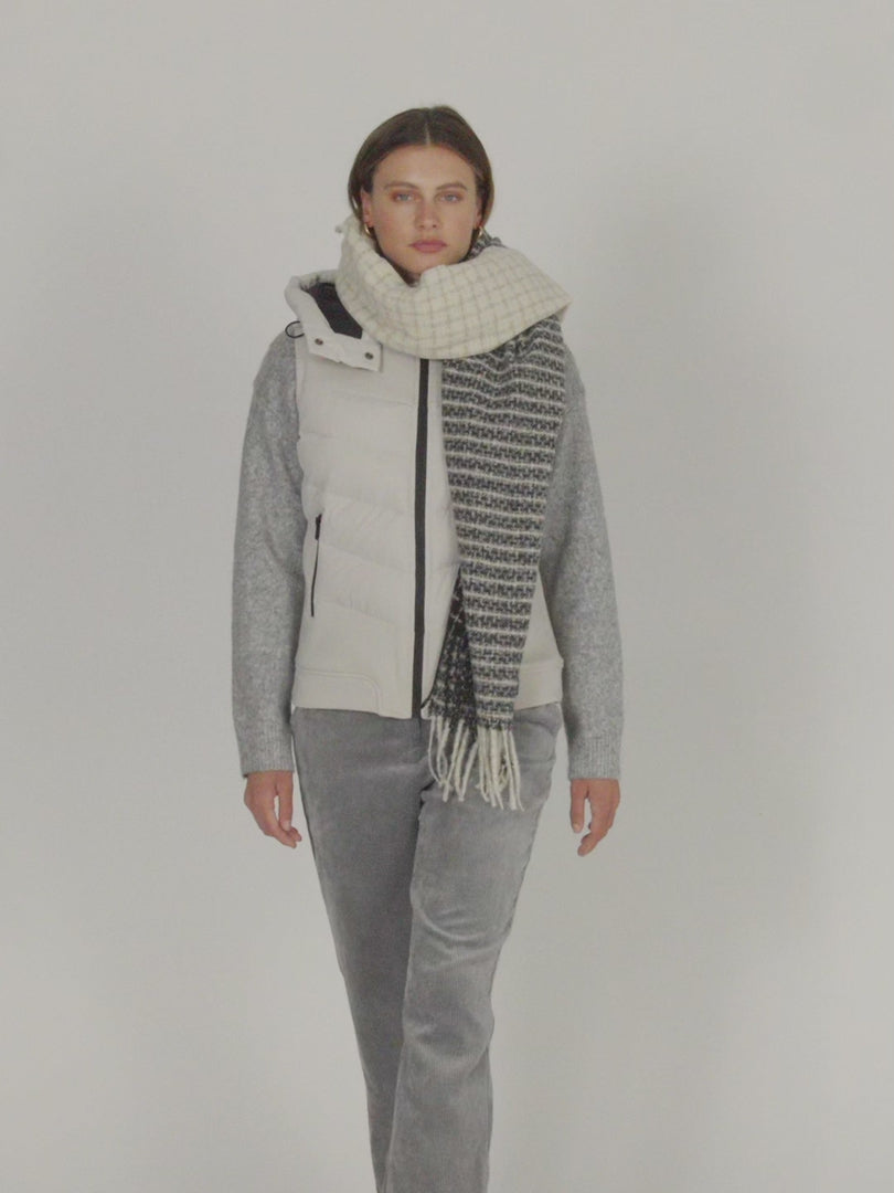 Two-tone women's scarf with a checkered print and fringes