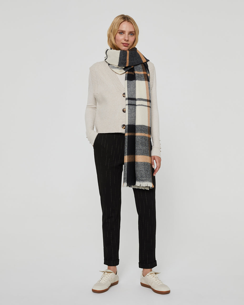 Women's plaid scarf with short fringes