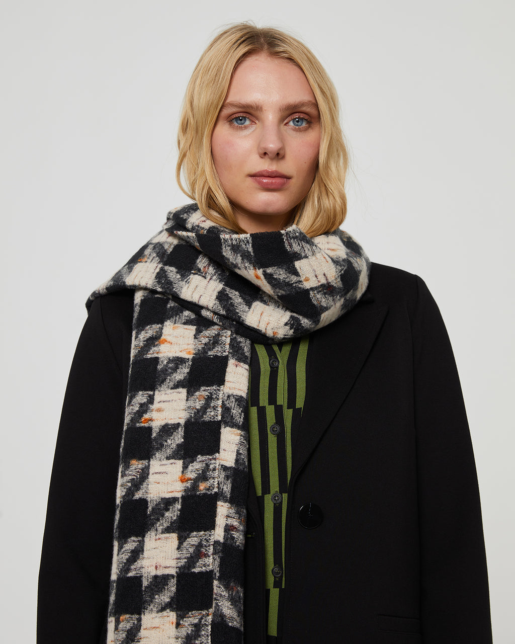 Women's plaid scarf with fringes