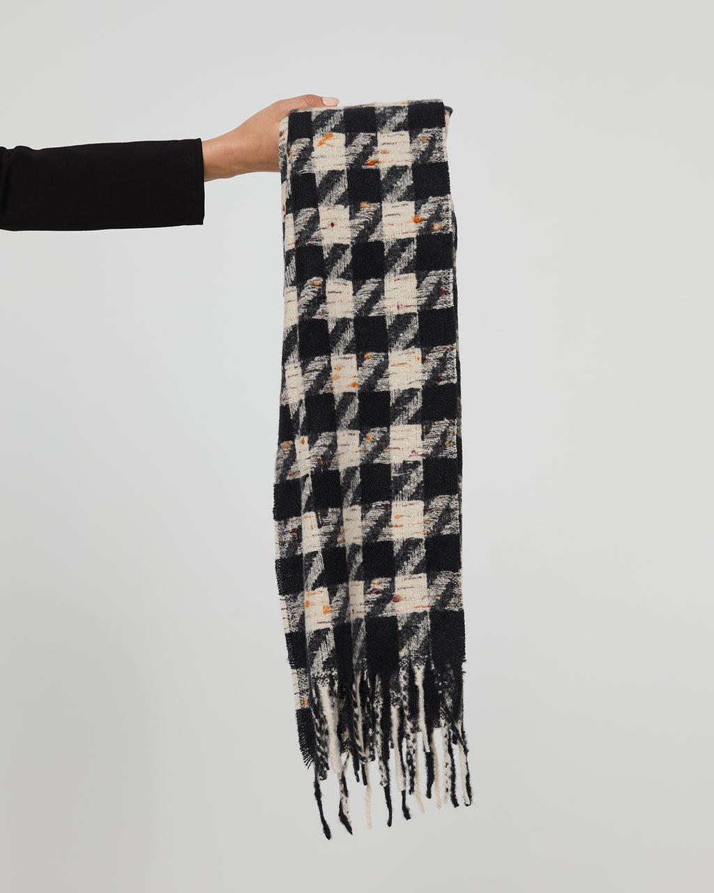 Women's plaid scarf with fringes