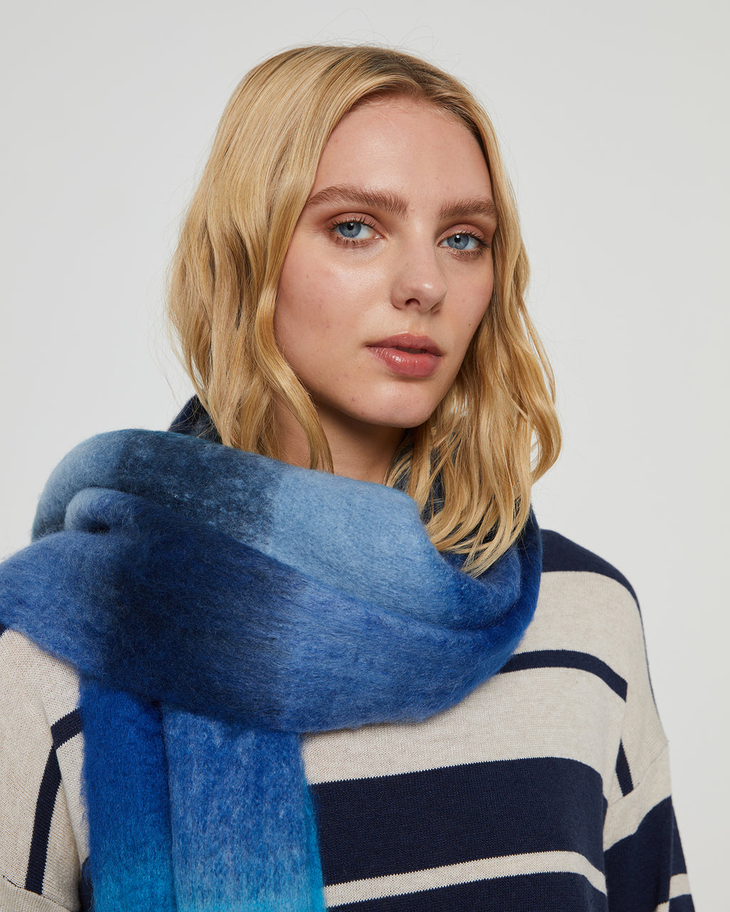 Women's checked scarf in blue tones with long fringes