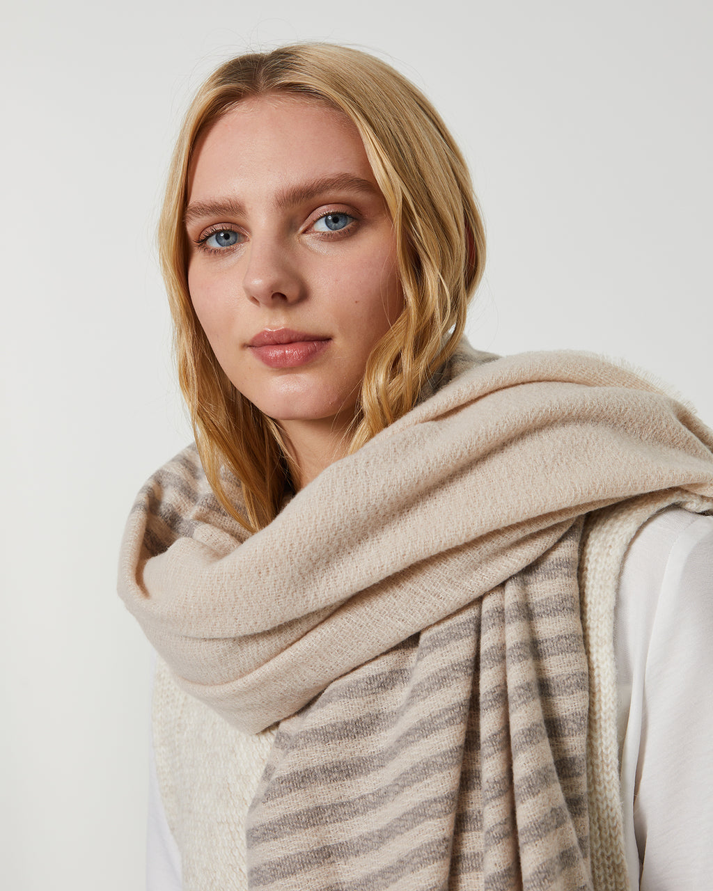 Women's striped scarf in grey tones with short fringes