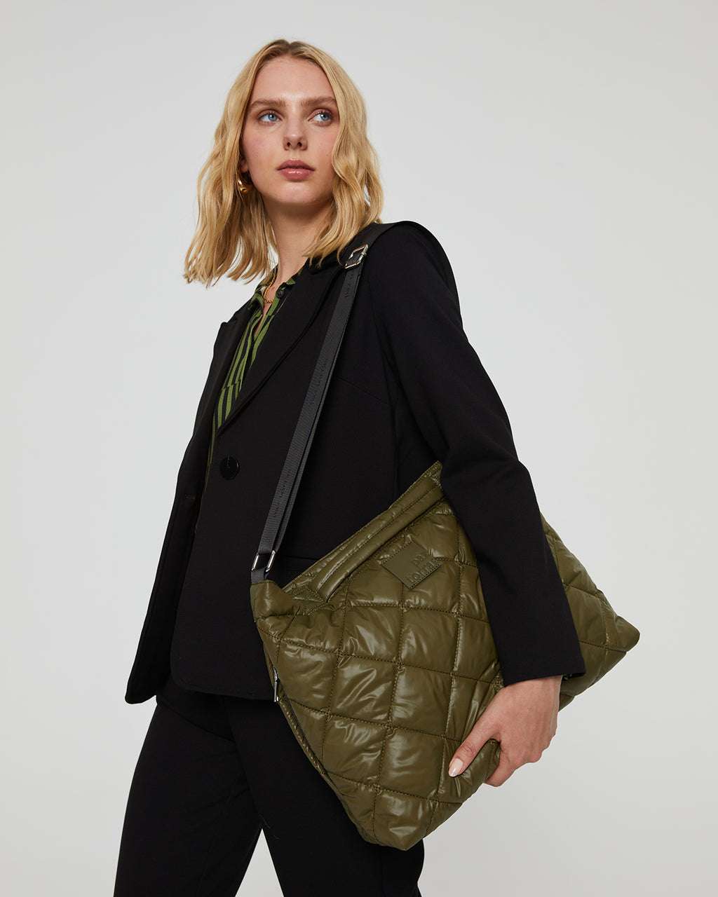 Women's quilted bag with long and wide contrasting handle