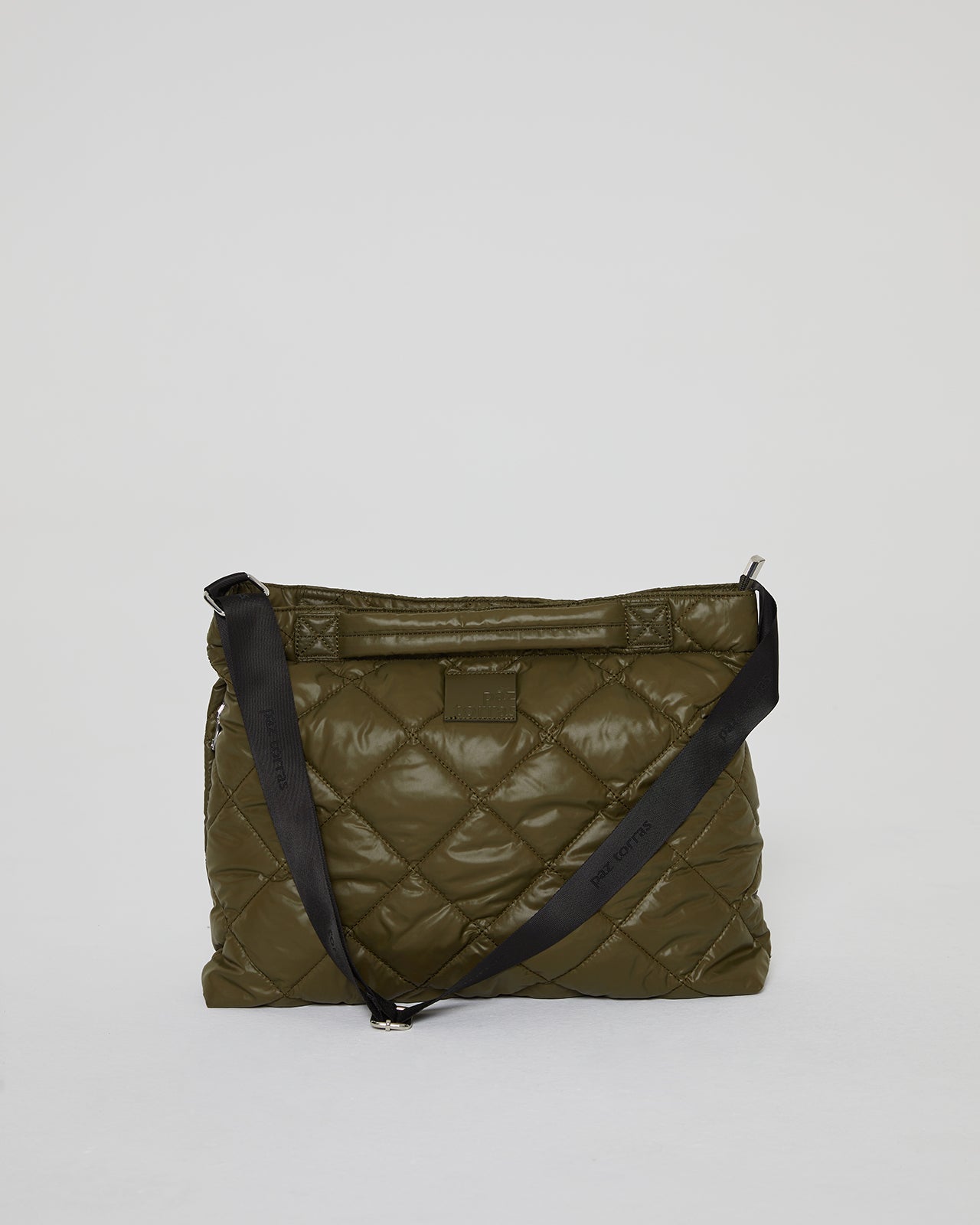 Women's quilted bag with long and wide contrasting handle