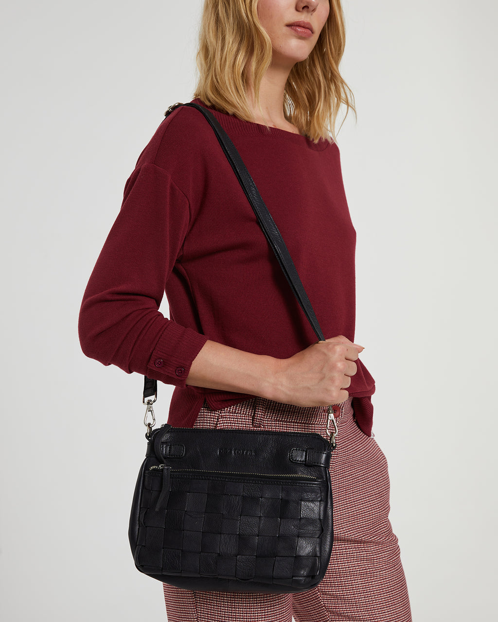 Bolso de piel trenzada de mujer