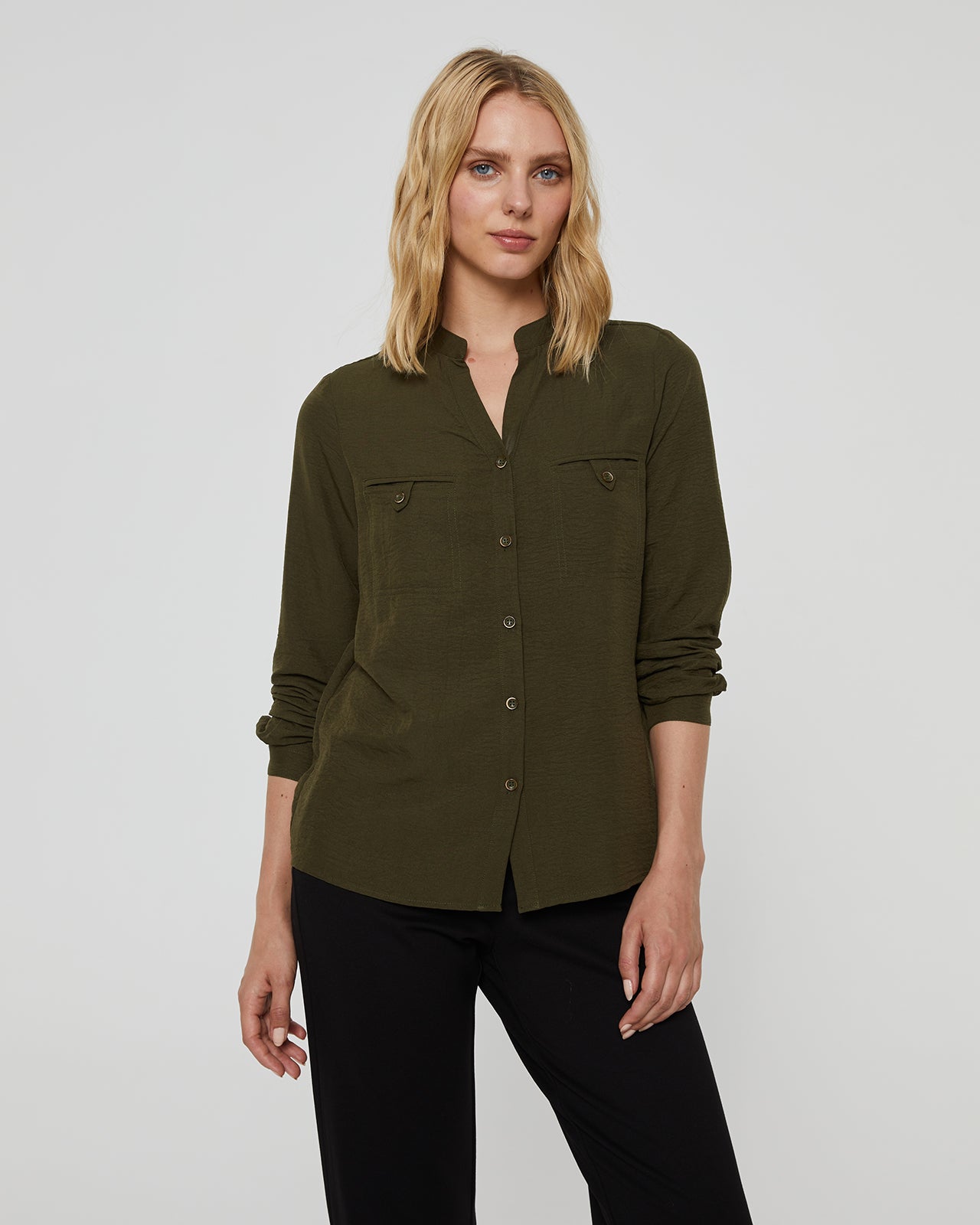 Women's long-sleeved shirt with a mandarin collar and pockets