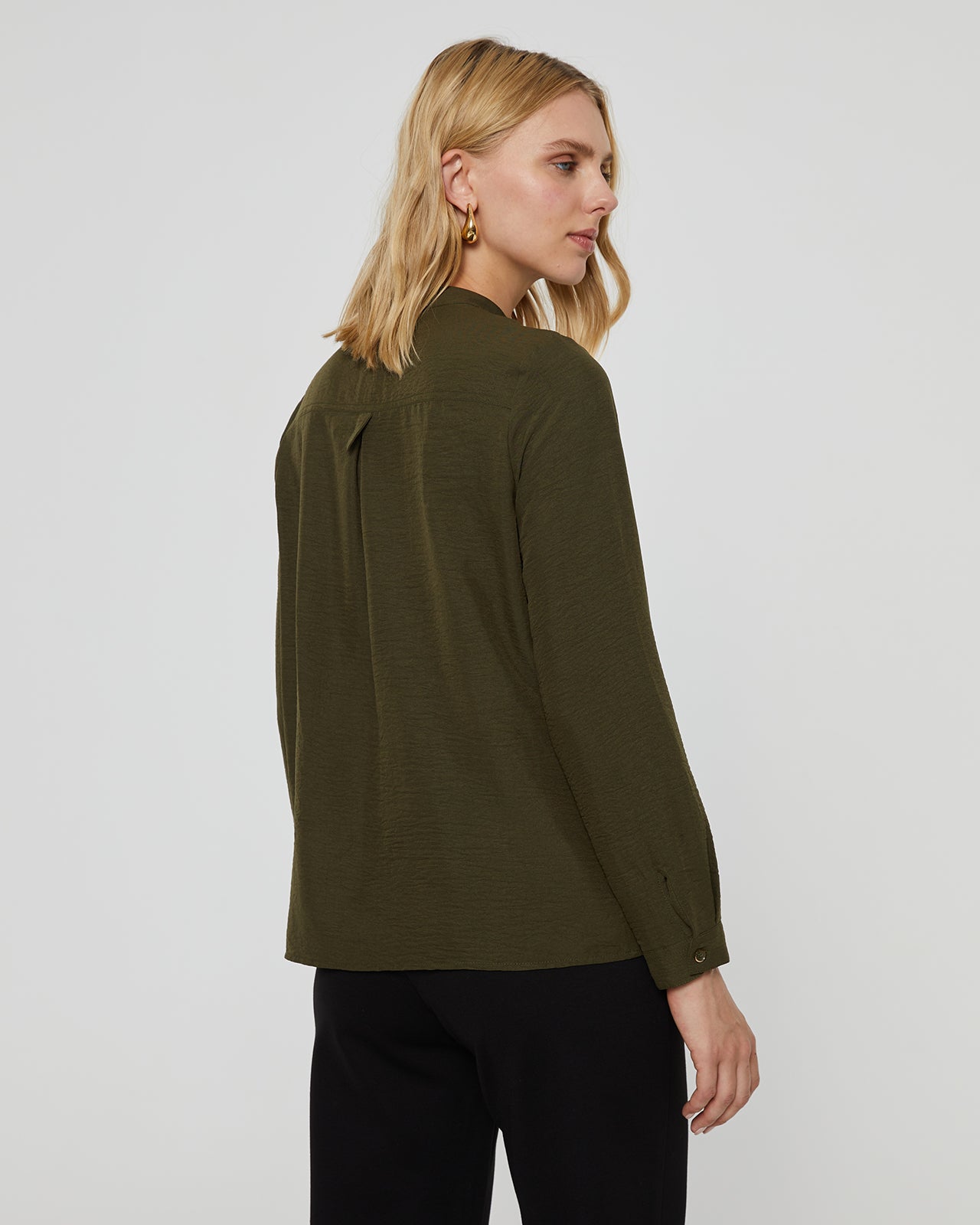 Women's long-sleeved shirt with a mandarin collar and pockets