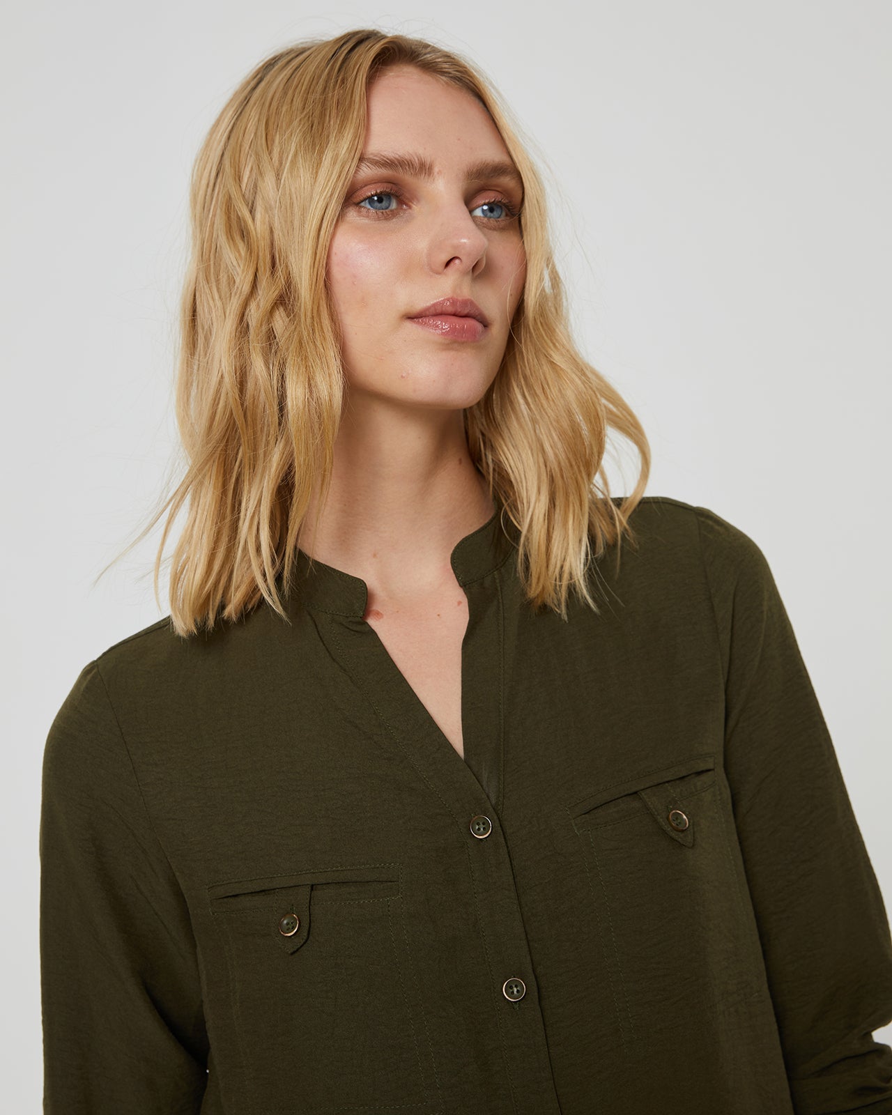 Women's long-sleeved shirt with a mandarin collar and pockets