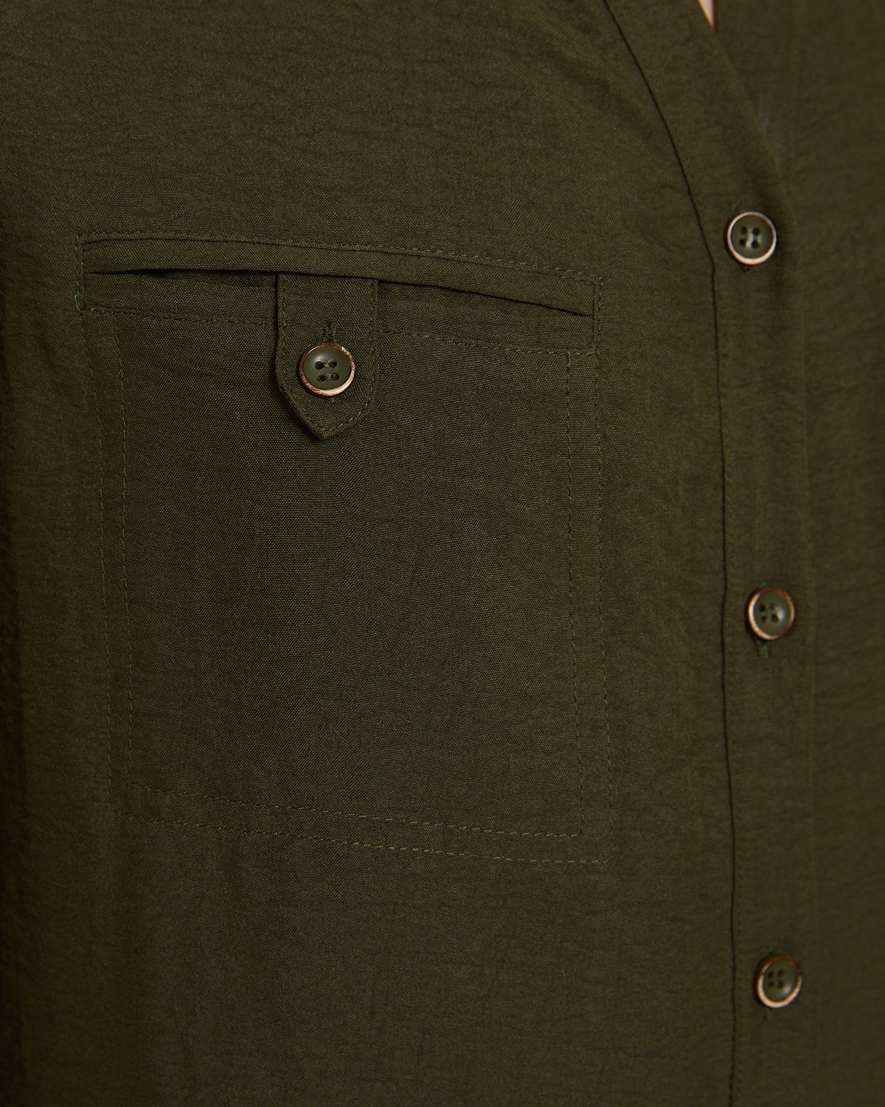 Women's long-sleeved shirt with a mandarin collar and pockets