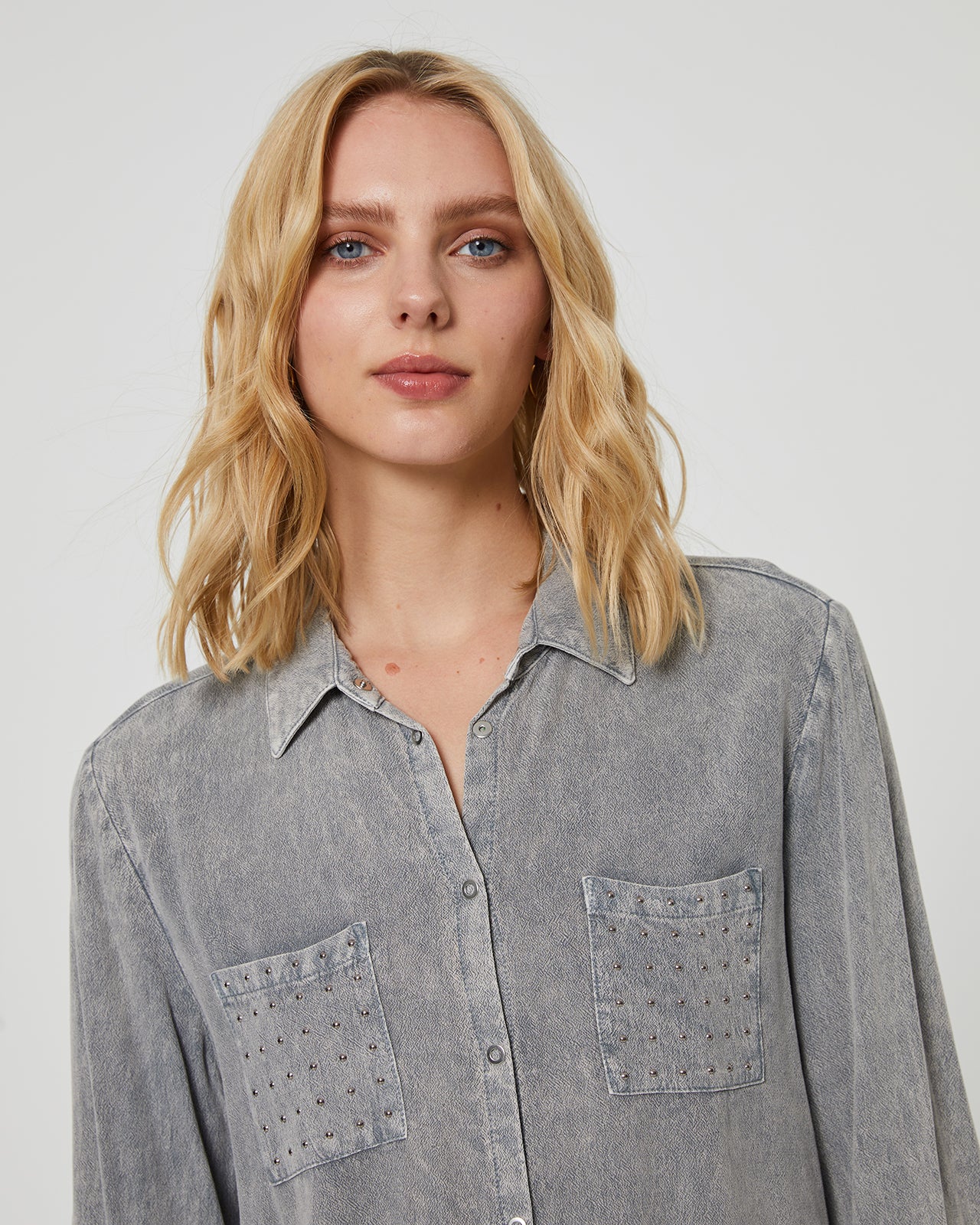 Women's long-sleeved shirt with silver studded pockets