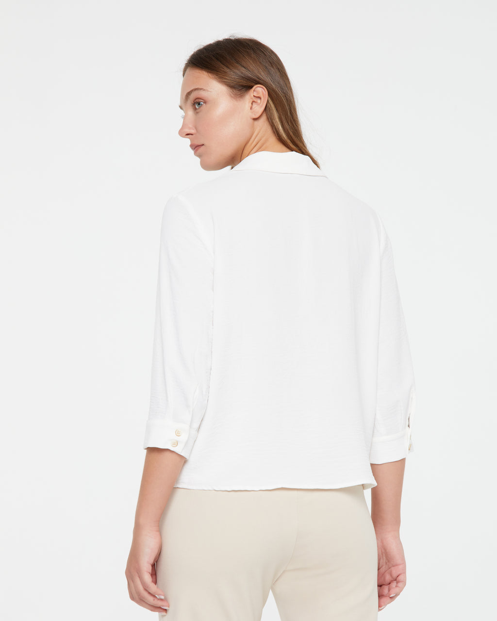 Women's flowing shirt with a shirt collar and French sleeves