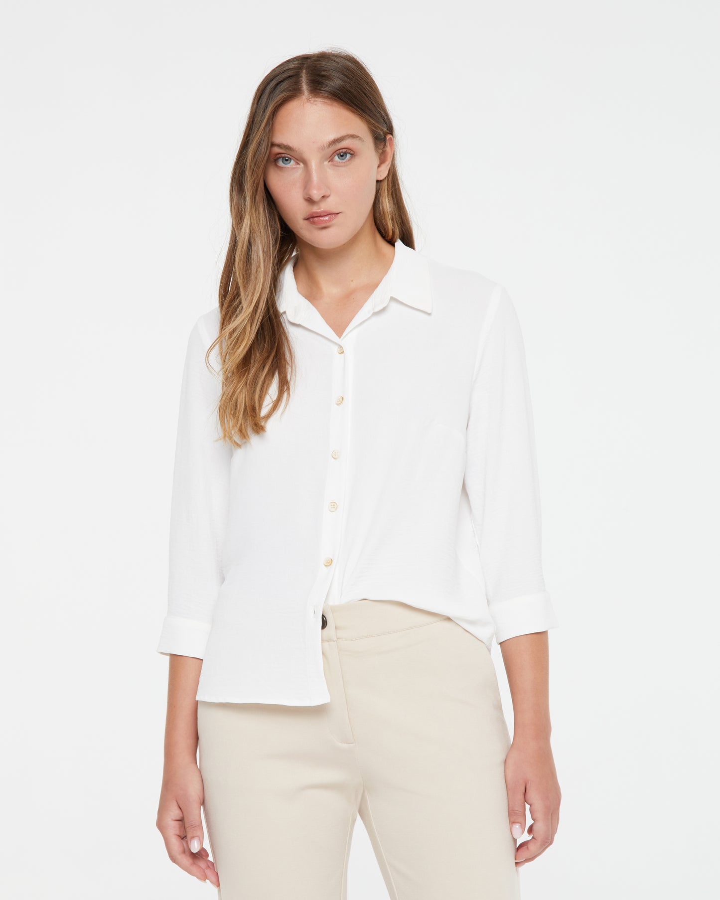 Women's flowing shirt with a shirt collar and French sleeves