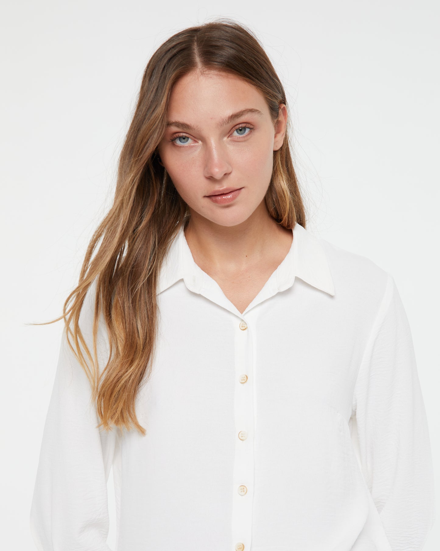 Women's flowing shirt with a shirt collar and French sleeves