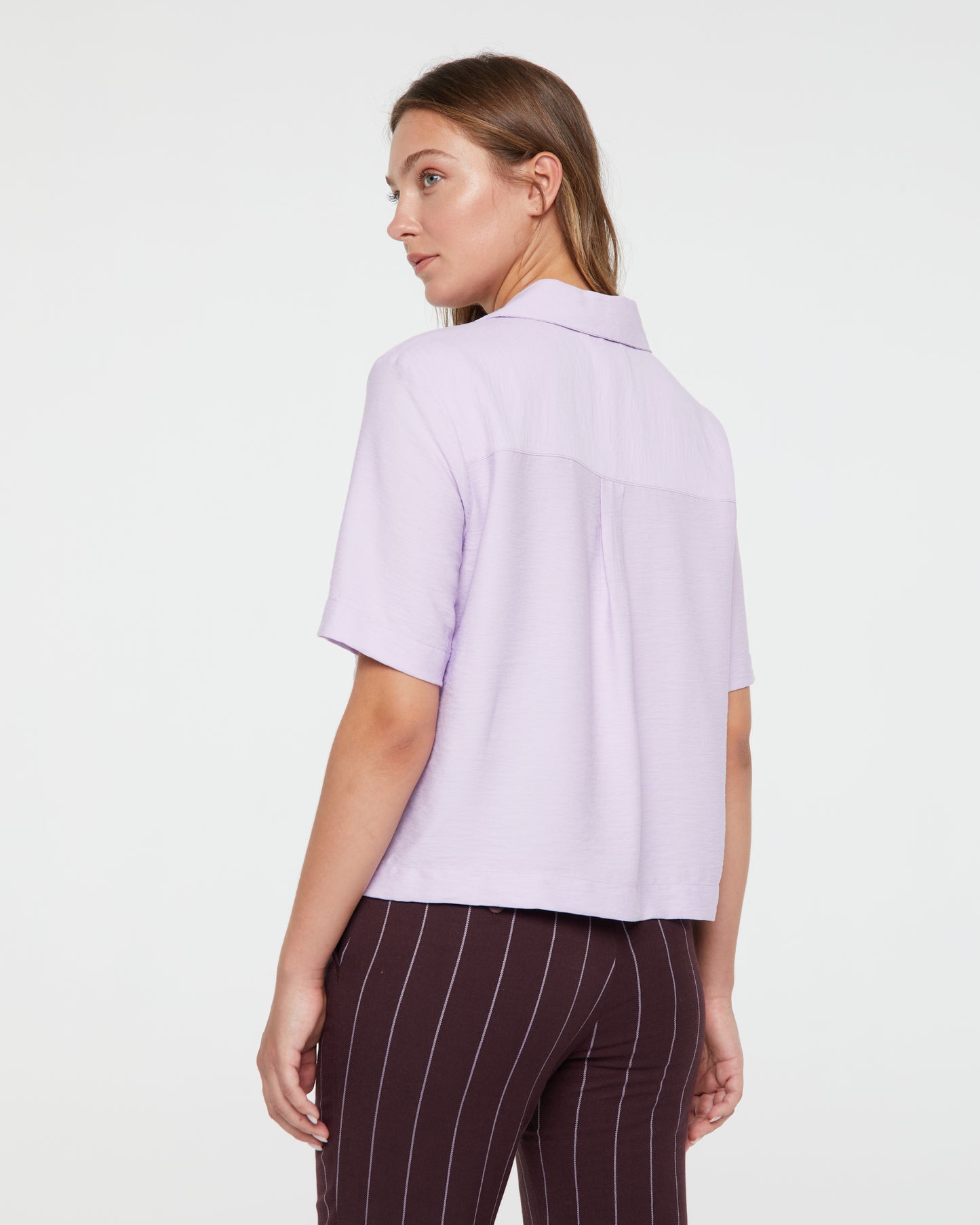 Women's short-sleeved cropped shirt with a shirt collar